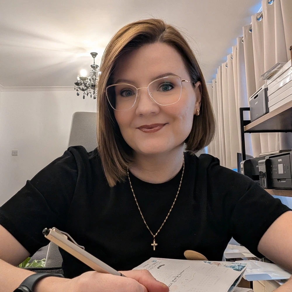 Designing Liefde founder at her desk with an open planner